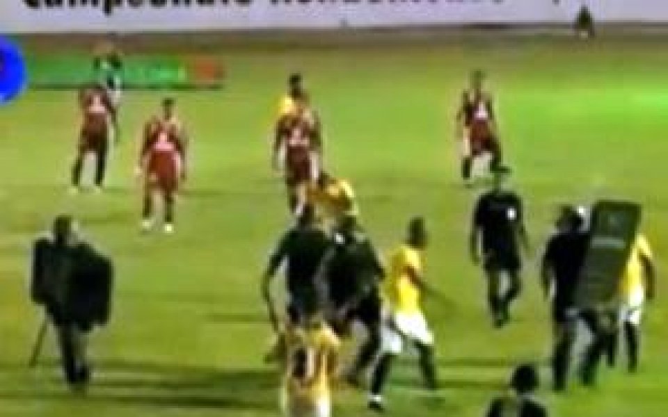 ВИДЕО: Полиция укротява футболисти с лютив спрей и палки