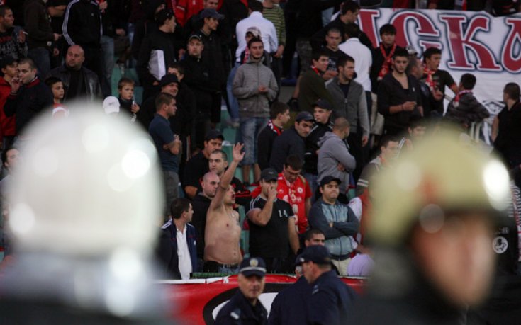 24 са задържаните фенове покрай дербито