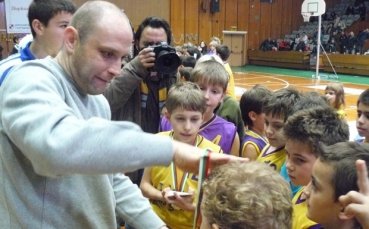 Пини пак в България, гледа „Лъвчетата на Левски”