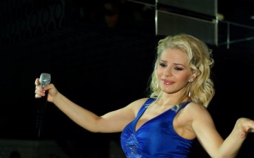 ДесиСлава пее на Галин Иванов в нощен клуб