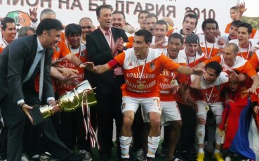 Ивелин Попов се плацика с децата на морето, раздал автографи на цял Ловеч