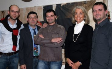 Посланикът на ЮАР гледа мача с Уругвай в Дупница