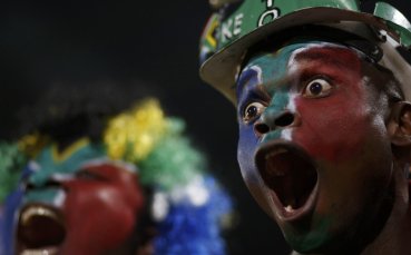 Необичайно студено време охлади горещите страсти на феновете на Мондиал 2010