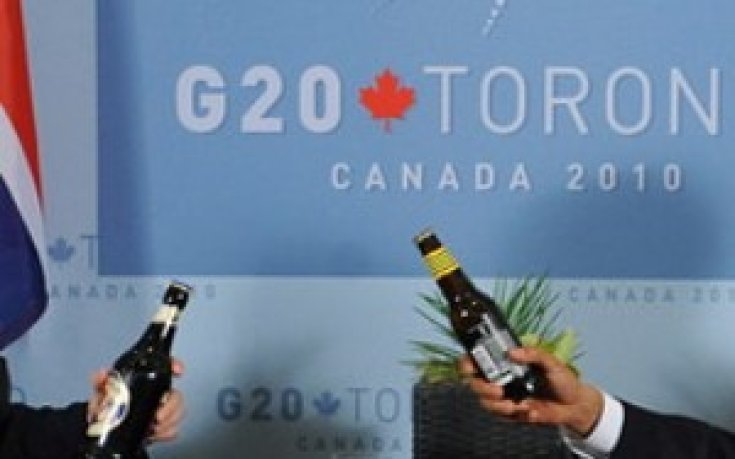 Обама и Камерън се черпят с бира след облог за Мондиала