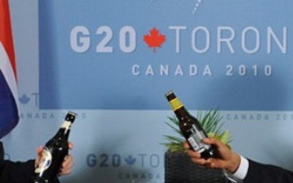 Обама и Камерън се черпят с бира след облог за Мондиала