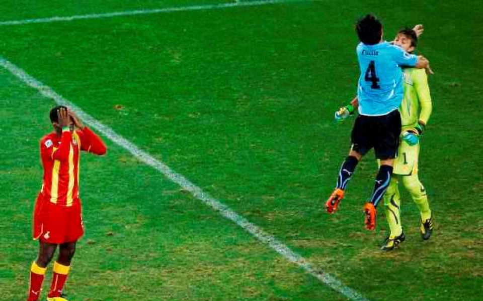 ВИДЕО: Уругвай изпрати Гана у дома след драматичен четвъртфинал