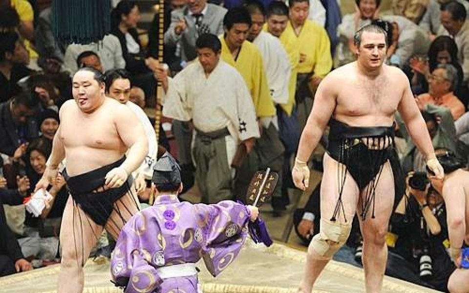 Хакухо приключи без загуба в Нагоя, Котоошу претърпя пето поражение