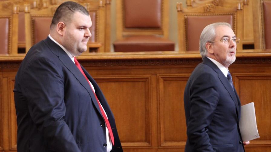 Лидерът на ДПС Лютви Местан и Делян Пеевски при едно отредките му появявания в НС