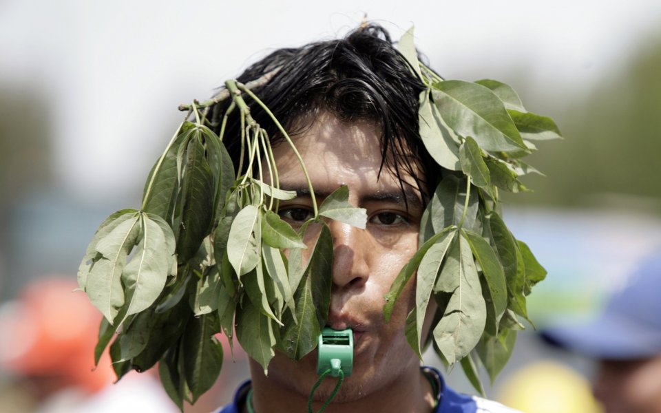 Селяни се биха с пръчки за футболен терен