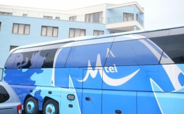 Футболистите на Левски слязоха от автобуса и продължиха на терена