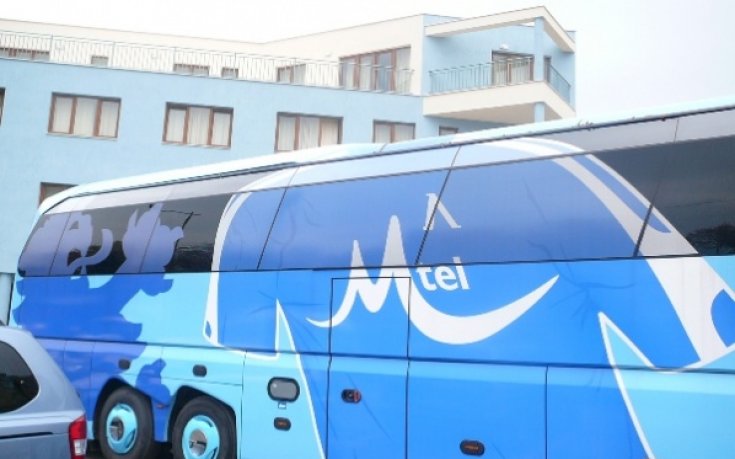 Футболистите на Левски слязоха от автобуса и продължиха на терена