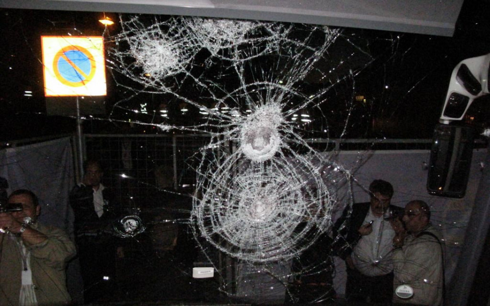 ЕКСКЛУЗИВНИ СНИМКИ: Нападнаха Левски с камъни на “Росунда”
