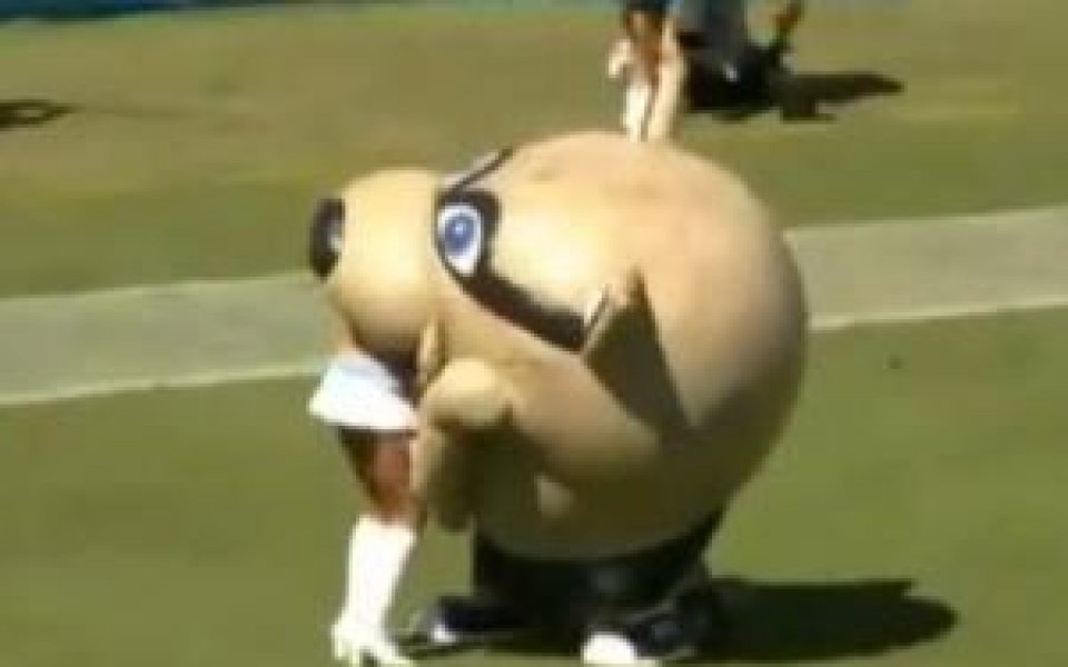 ВИДЕО: Талисман изяде мажоретка