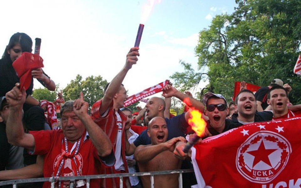 Двама непълнолетни сред феновете на ЦСКА, пазарували без да платят