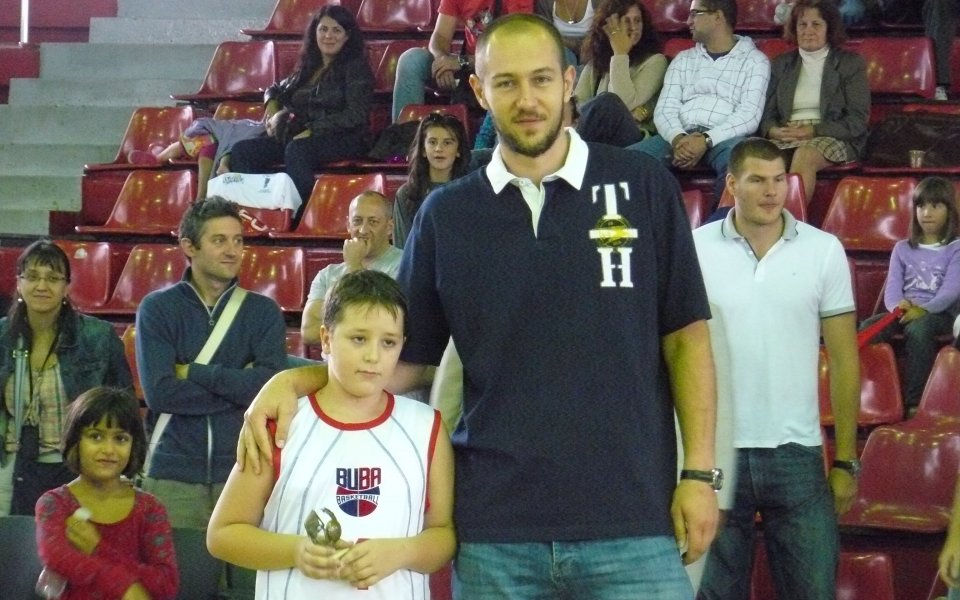 Звездите на Левски и Лукойл наградиха баскетболистите на 