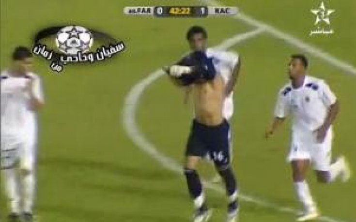 ВИДЕО: Най-глупавият вратар отново изуми света – напусна самоволно терена след грешка