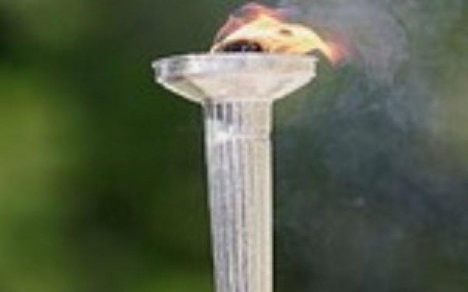 28 хиляди долара за най-стария олимпийски факел