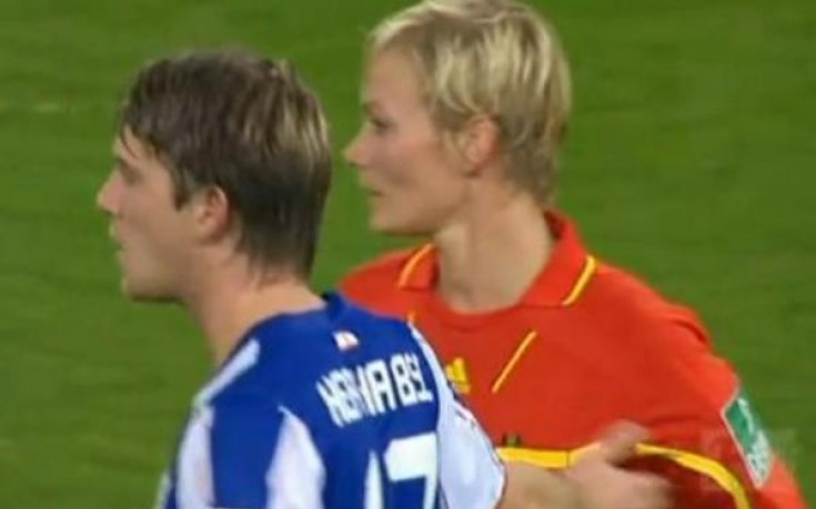 ВИДЕО: Съотборник на Домо опипва съдийка по време на мач