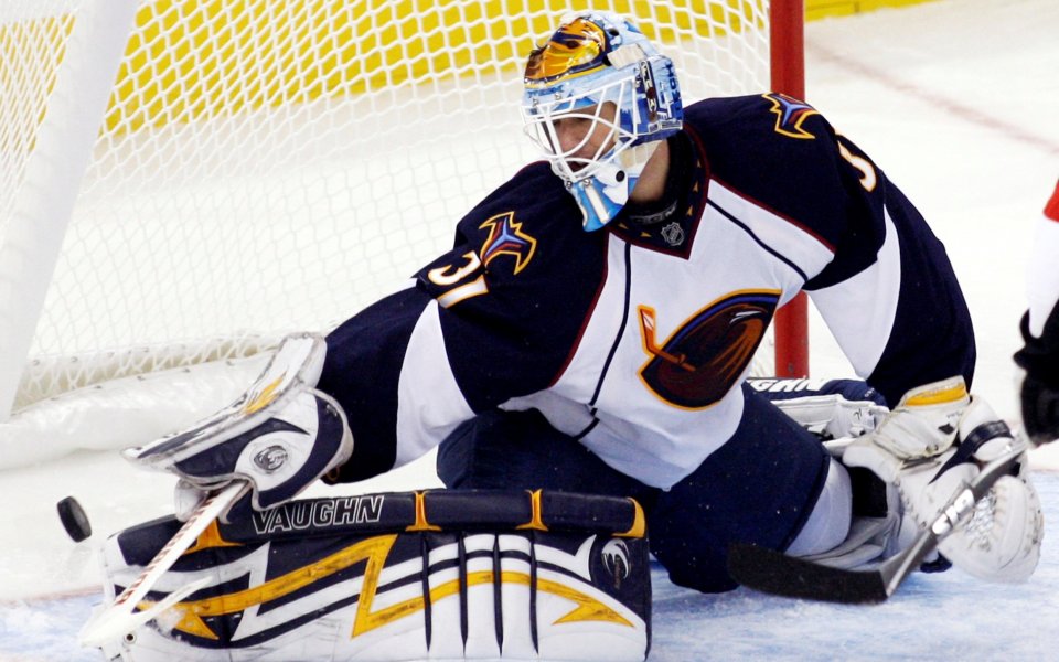 Вратар припадна по време на мач, здрав пердах на Детройт - Анахайм