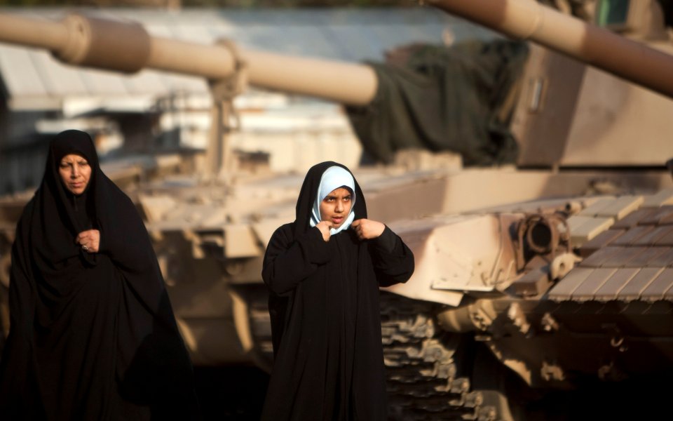 Целувки пращат трима ирански футболисти в затвора