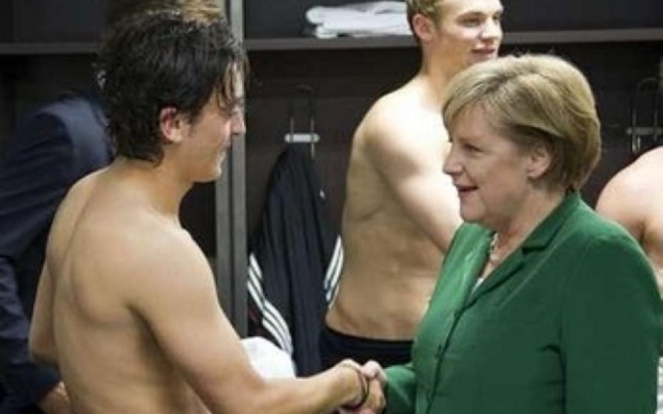 СНИМКИ: Ангела Меркел поздравява полуголите играчи на Германия
