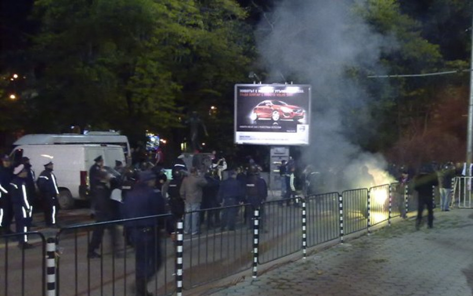 ЕКСКЛУЗИВНИ СНИМКИ: Фенове атакуваха с ракети изхода на ложата на стадион „Васил Левски”