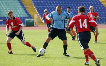 Отборът на Борисов надви италиански политици във футболен мач