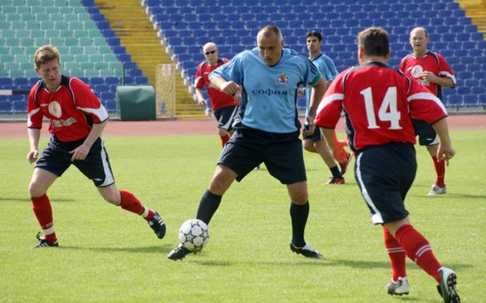 Отборът на Борисов надви италиански политици във футболен мач