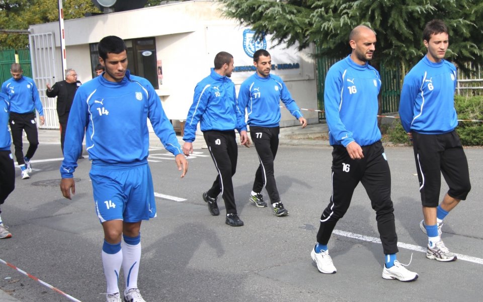 Футболистите на Черноморец Бургас тренираха на групи