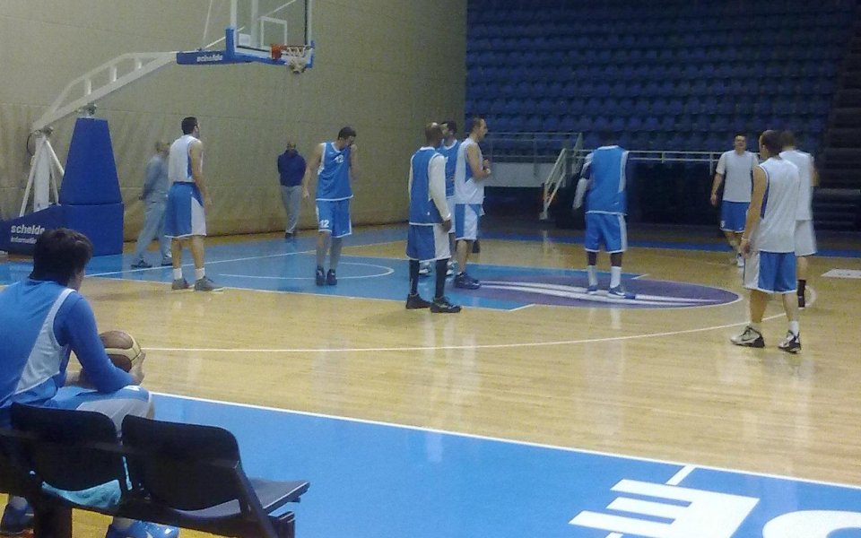 Левски с първо занимание в Белград