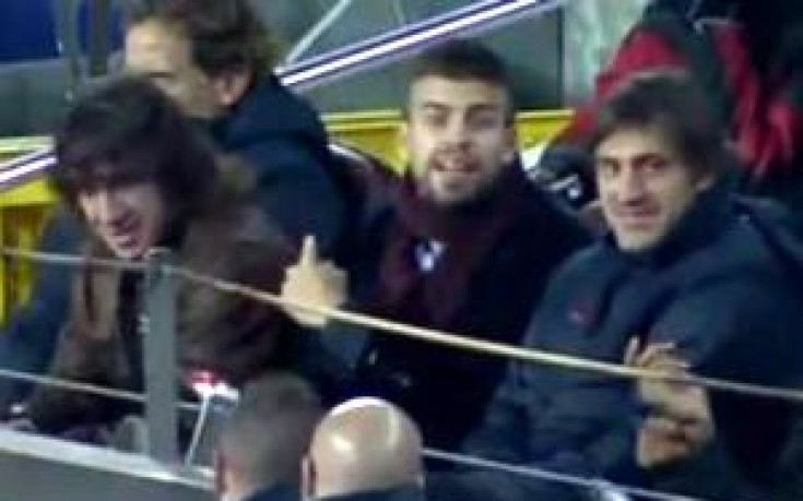 ВИДЕО: Скучаещият Пике се заяжда с фенове, замеря ги със семки