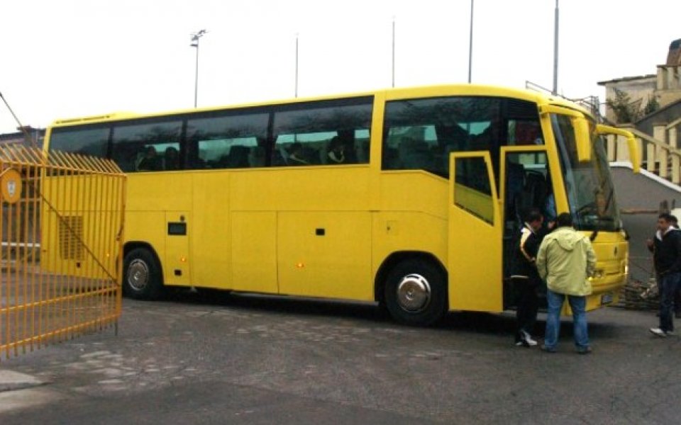 СНИМКИ: С нов клубен автобус Ботев тръгна за битката в Бургас