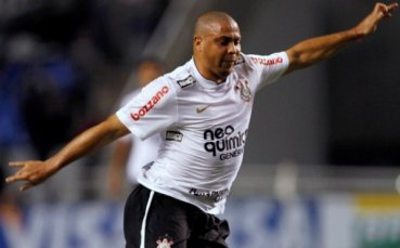 Роналдо: Адриано е нещастен в Рома