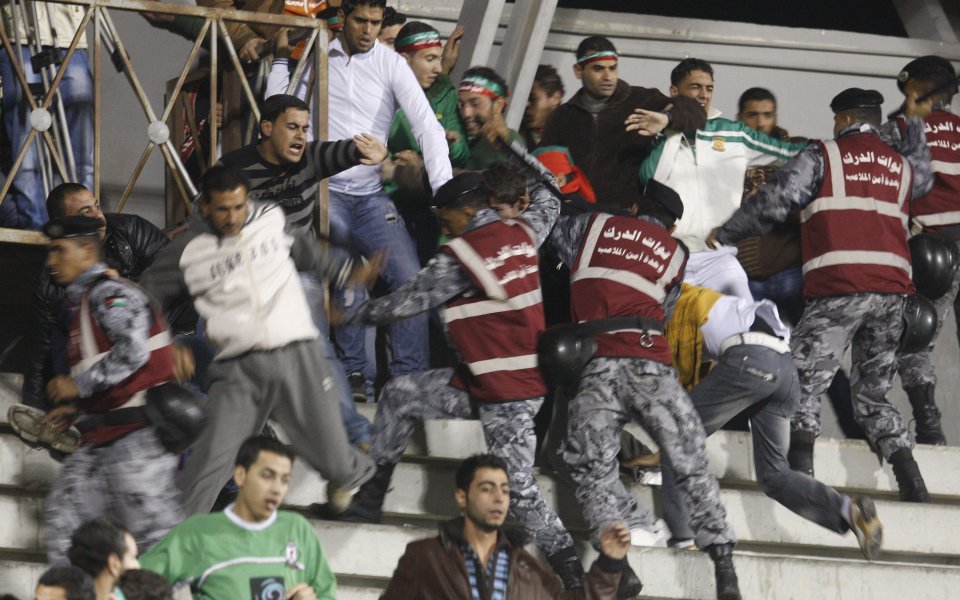 ВИДЕО: 250 души са ранени при сблъсъци между футболни фенове в Йордания