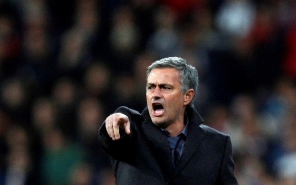 Жозе Моуриньо обижда фотографи на летището в Мадрид