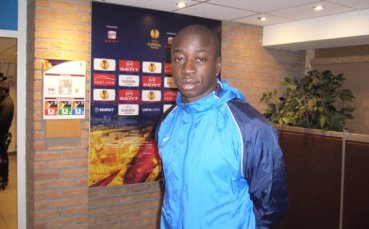 Охраната на Батков стои плътно до Гара Дембеле, води го до съблекалнята