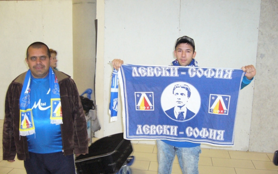 СНИМКИ: Сини фенове посрещнаха Левски в Кипър