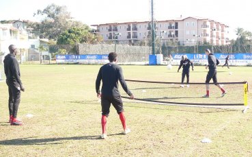 Джитбол и мачле на хокейни врати тренират „червено-черните”