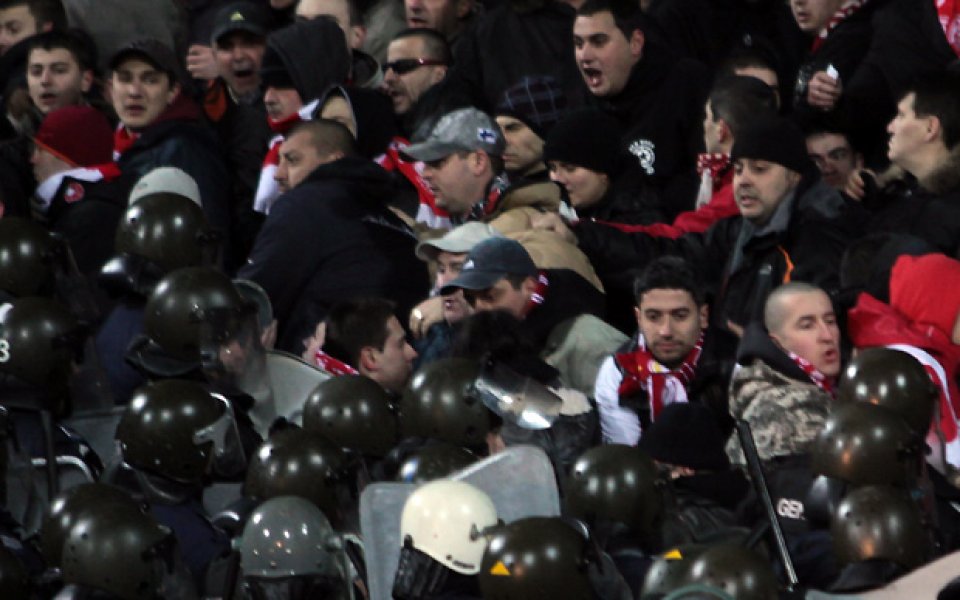 Зрител на мача Левски - ЦСКА е постъпил в болница 