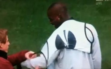 ВИДЕО: Балотели стана за смях