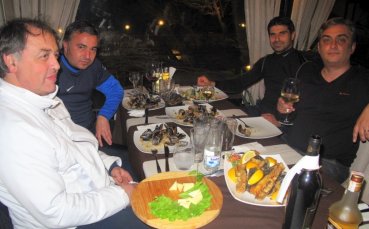 СНИМКИ: Вижте в Gong.bg как Цонко, Гонзо и Ясен ядоха калкан и миди, но без Венци