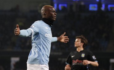 Манчини хвърлил куфар по Балотели!