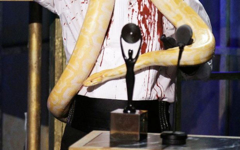 СНИМКИ: Цвети Пиронкова си поигра с огромна змия в Маями