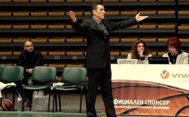 Полиция извежда Младенов от залата в Русе, треньорът: Никой няма право да ме псува на майка