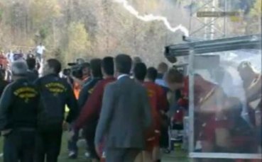 ВИДЕО: Удариха с факла съдия в Швеция