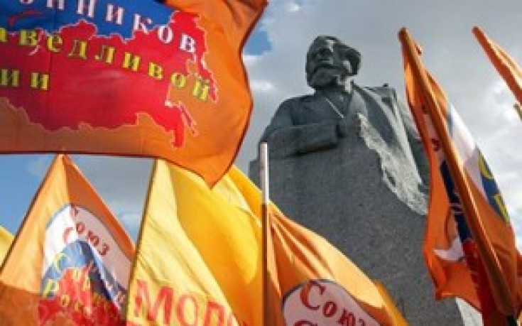 А група плаче за Карл Маркс