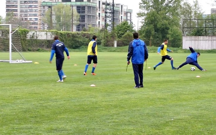 ВИДЕО: Гонзо бележи на тренировка в мрежата на Митрев, шефът се изръси на терена