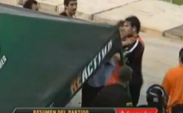 ВИДЕО: Вратар скочи да бие треньора си, след като бе сменен