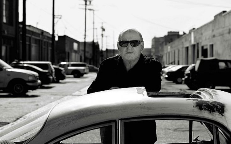 Джо Кокър пее в зала 