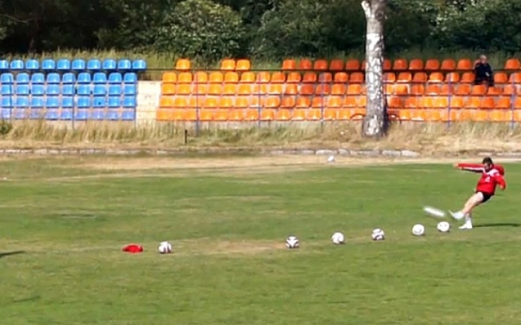 ВИДЕО: Спас Делев тренира шутове, използва масажисти за вратари